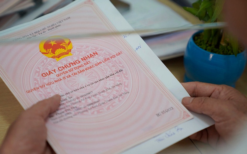 Có Nên Gửi Sổ Đỏ, Giấy Tờ Xe Qua Nhà Xe Khách Không? Phân Tích Rủi Ro & Giải Pháp Vận Chuyển An Toàn Tuyệt Đối