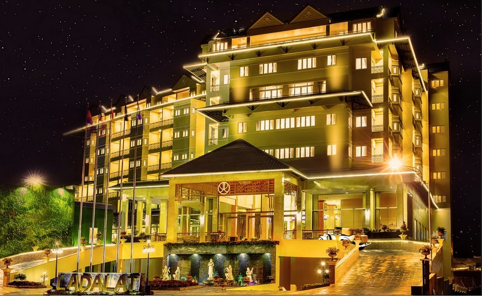 Review Ladalat Hotel: Khách Sạn 5 Sao View Thung Lũng Tình Yêu & Bí Kíp Di Chuyển Cùng Xe Limousine Bình Minh Tải