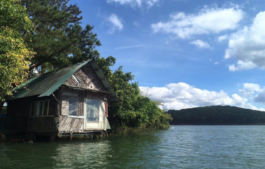 Review The Lake House Dalat: "Ngôi Nhà Bên Hồ" Tuyền Lâm & Bí Quyết Di Chuyển Thảnh Thơi Cùng Xe Limousine