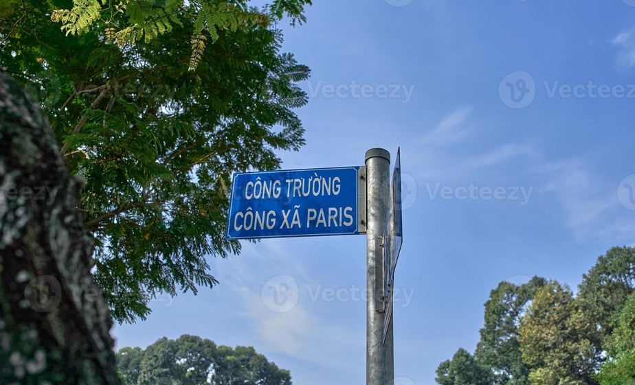 Review Đặt Xe Limousine Công Trường Công Xã Paris Đi Nha Trang: Từ Trái Tim Sài Gòn Đến Vịnh Biển Thiên Đường