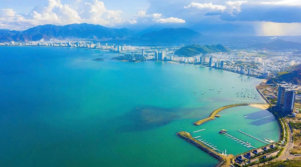 Chinh Phục Cung Đường Biển Sài Gòn – Nha Trang: Bí Quyết "Không Say Sóng" Trên Xe Limousine Cao Cấp